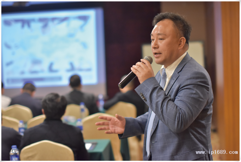 順德考特斯CEO陳俊添先生（圖一）與考特斯德國總部銷售總監(jiān)Alain-Cappelle（圖二）致歡迎辭及作公司介紹：擁有80多年歷史的考特斯是全球第一家生產(chǎn)商用擠出吹塑成型機(jī)的制造商，也是世界最大的擠出吹塑成型機(jī)械設(shè)備供應(yīng)商之一。-(1)
