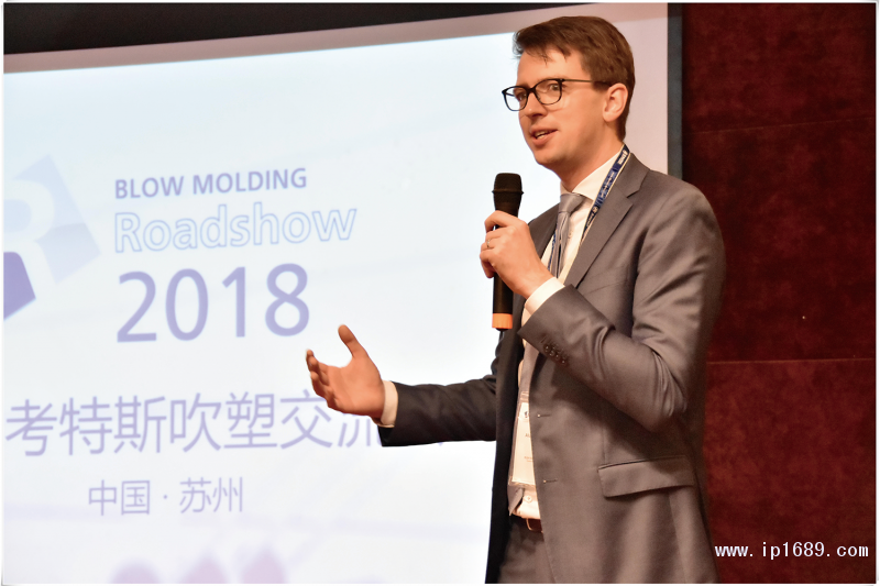 順德考特斯CEO陳俊添先生(圖一)與考特斯德國總部銷售總監(jiān)Alain-Cappelle(圖二)致歡迎辭及作公司介紹:擁有80多年歷史的考特斯是全球第一家生產(chǎn)商用擠出吹塑成型機(jī)的制造商,也是世界最大的擠出吹塑成型機(jī)械設(shè)備供應(yīng)商之一。-(2)
