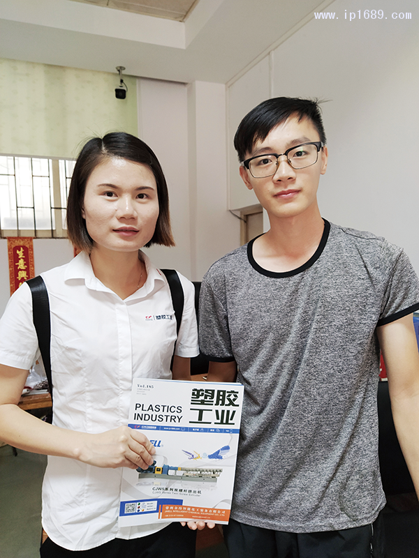源藝紙塑包裝廠總經(jīng)理吳永標(右)