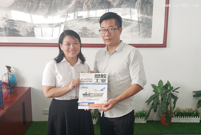 廣州市白云區(qū)容德塑膠制品廠總經理周鴻奎(右)