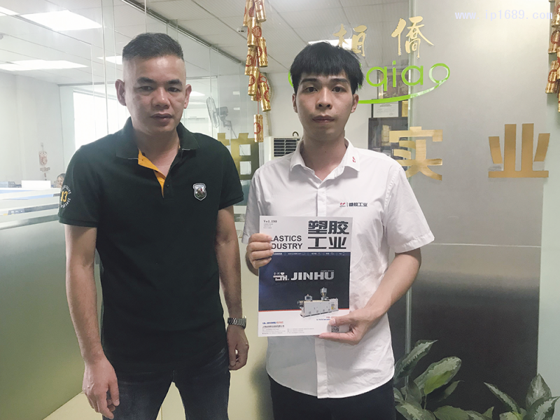 柏僑電器實(shí)業(yè)有限公司銷(xiāo)售經(jīng)理羅瑞球(左)
