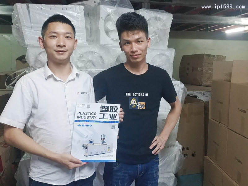 中山市小欖鎮(zhèn)正言塑料廠(chǎng)總經(jīng)理潘韻鍵(右)