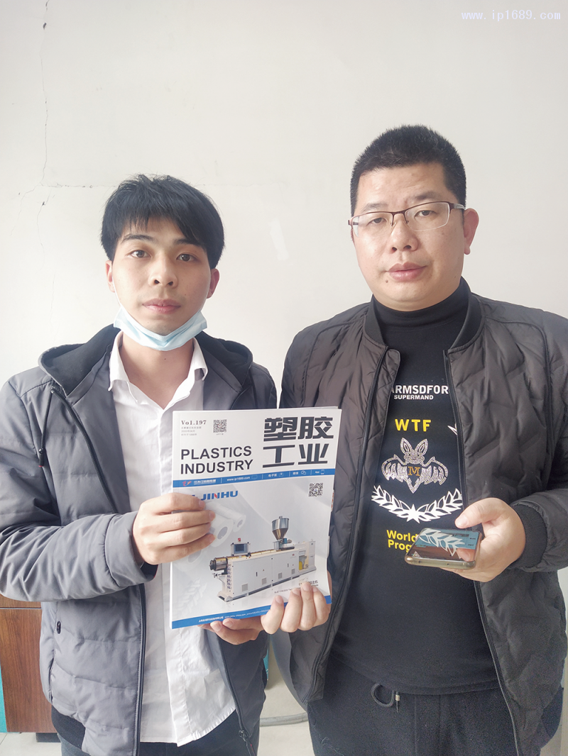 佛山市順德區(qū)希浩有機板材有限公司總經理胡蓋(右)1