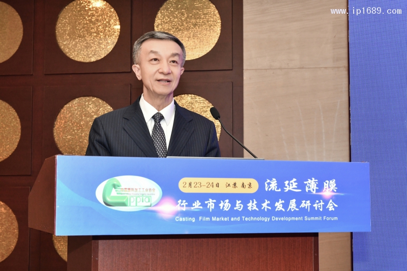 中國(guó)輕工業(yè)聯(lián)合會(huì)兼職副會(huì)長(zhǎng)、中國(guó)塑料加工工業(yè)協(xié)會(huì)理事長(zhǎng)朱文瑋