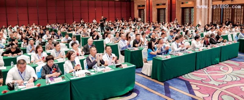 大會吸引了塑料行業(yè)產(chǎn)業(yè)鏈上下游超500名企業(yè)代表、專家、學(xué)者熱情參會