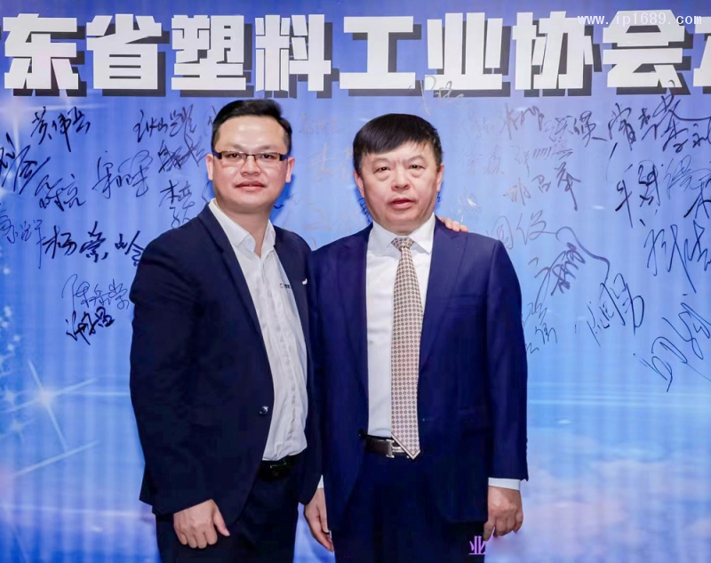 廣東省塑料工業(yè)協會會長、金發(fā)科技股份有限公司副董事長首席戰(zhàn)略官李建軍(右)與《塑膠工業(yè)》總經理徐森(左)