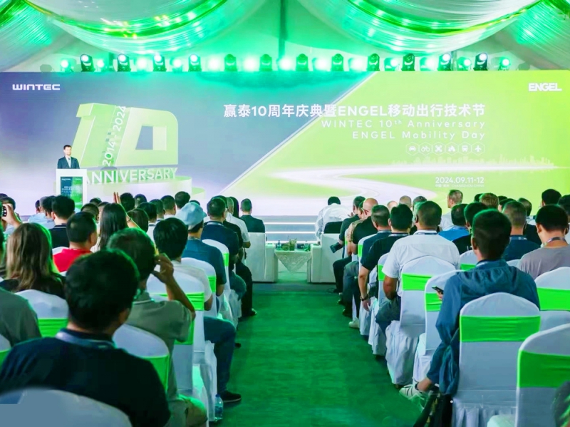 來(lái)自汽車(chē)行業(yè)和塑料行業(yè)的專(zhuān)家齊聚常州共同慶祝-拷貝