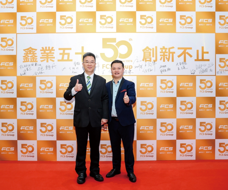 富強(qiáng)鑫集團(tuán)副董事長王俊杰(左)和《塑膠工業(yè)》總經(jīng)理徐森(右)合影-拷貝