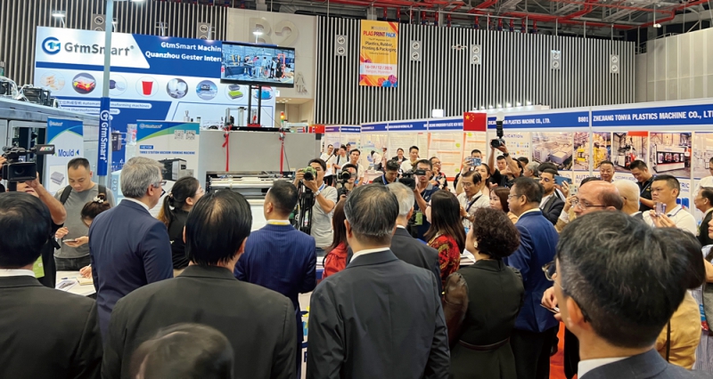 參展企業(yè)攜最新成果,結(jié)合當(dāng)?shù)匦枨?,展示功能性與可持續(xù)性創(chuàng)新產(chǎn)品和技術(shù)方案,獲國際買家和媒體矚目。-拷貝